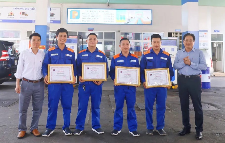 Petrolimex Khánh Hòa thưởng nóng nhân viên cứu hỏa xuất sắc Petrolimex Khánh Hòa thưởng nóng nhân viên cứu hỏa xuất sắc