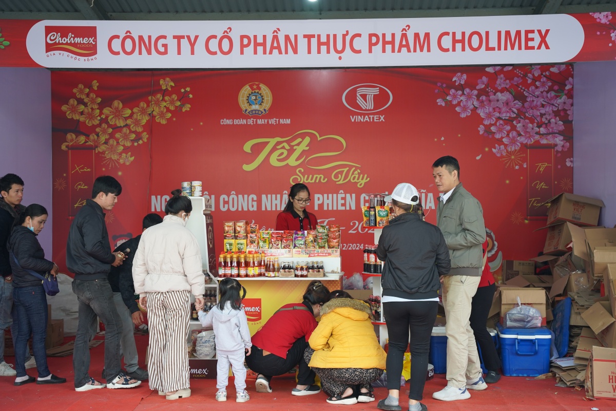 Công nhân Dệt May ở Huế nhận quà Tết sớm