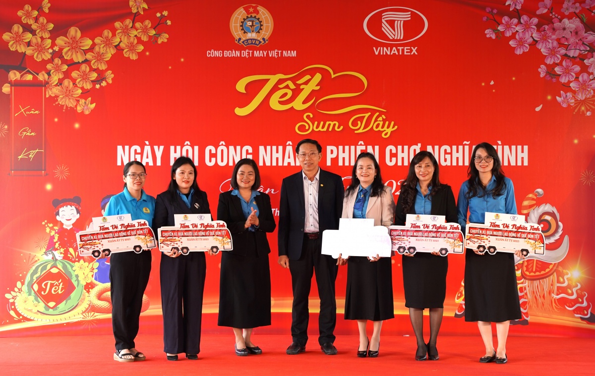 Công nhân Dệt May ở Huế nhận quà Tết sớm