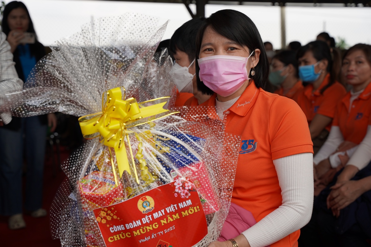 Công nhân Dệt May ở Huế nhận quà Tết sớm