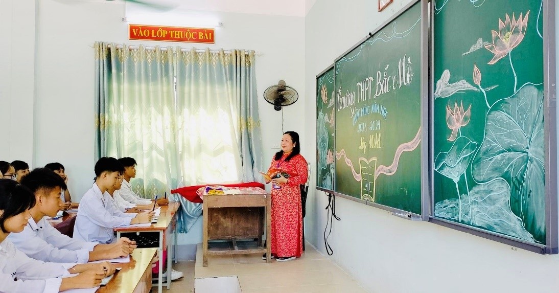 Cô giáo khuyết tật, lấy tri thức làm… “đôi chân” Cô giáo khuyết tật, lấy tri thức làm… “đôi chân”