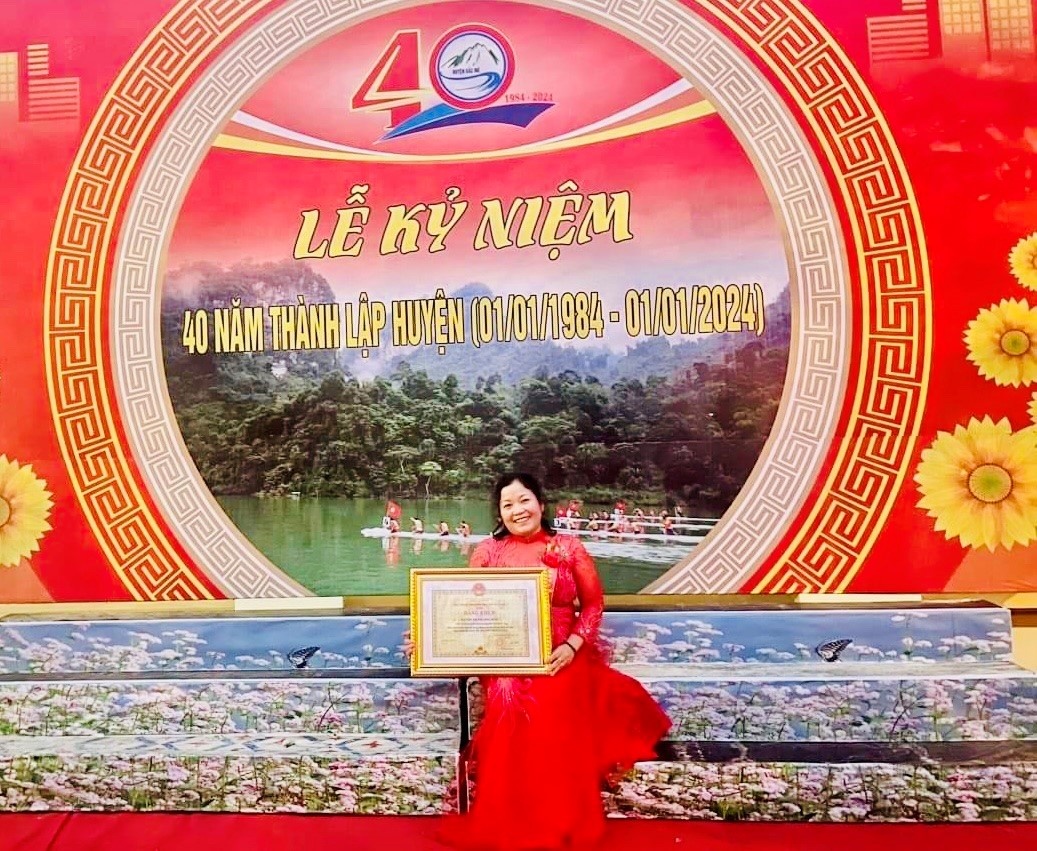 Cô giáo khuyết tật, lấy tri thức làm… “đôi chân” Cô giáo khuyết tật, lấy tri thức làm… “đôi chân”