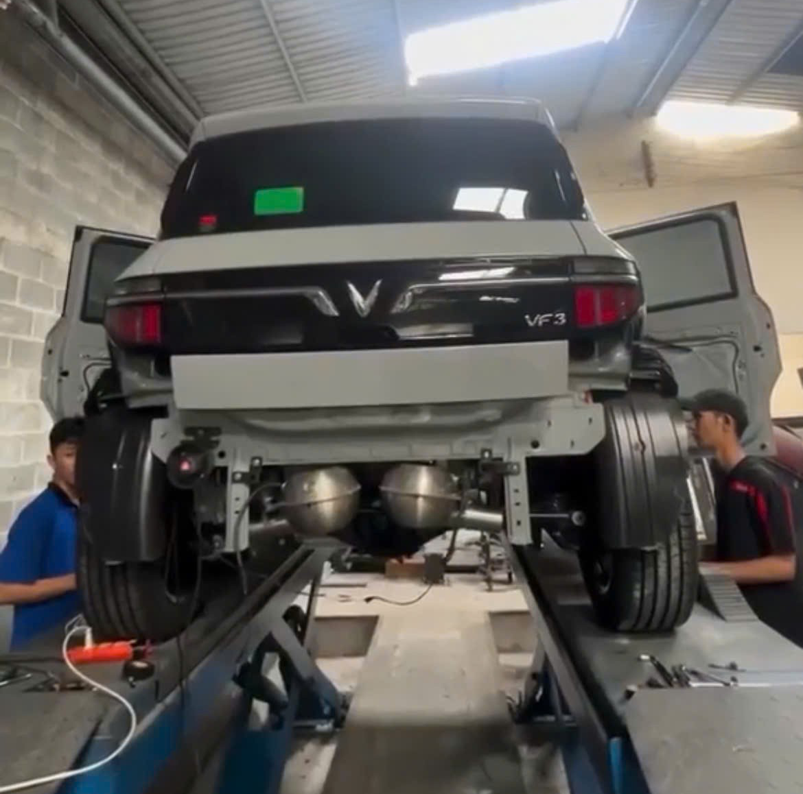 VinFast VF3 'độ': Xe điện có pô thể thao, âm thanh giòn tan VinFast VF3 'độ': Xe điện có pô thể thao, âm thanh giòn tan