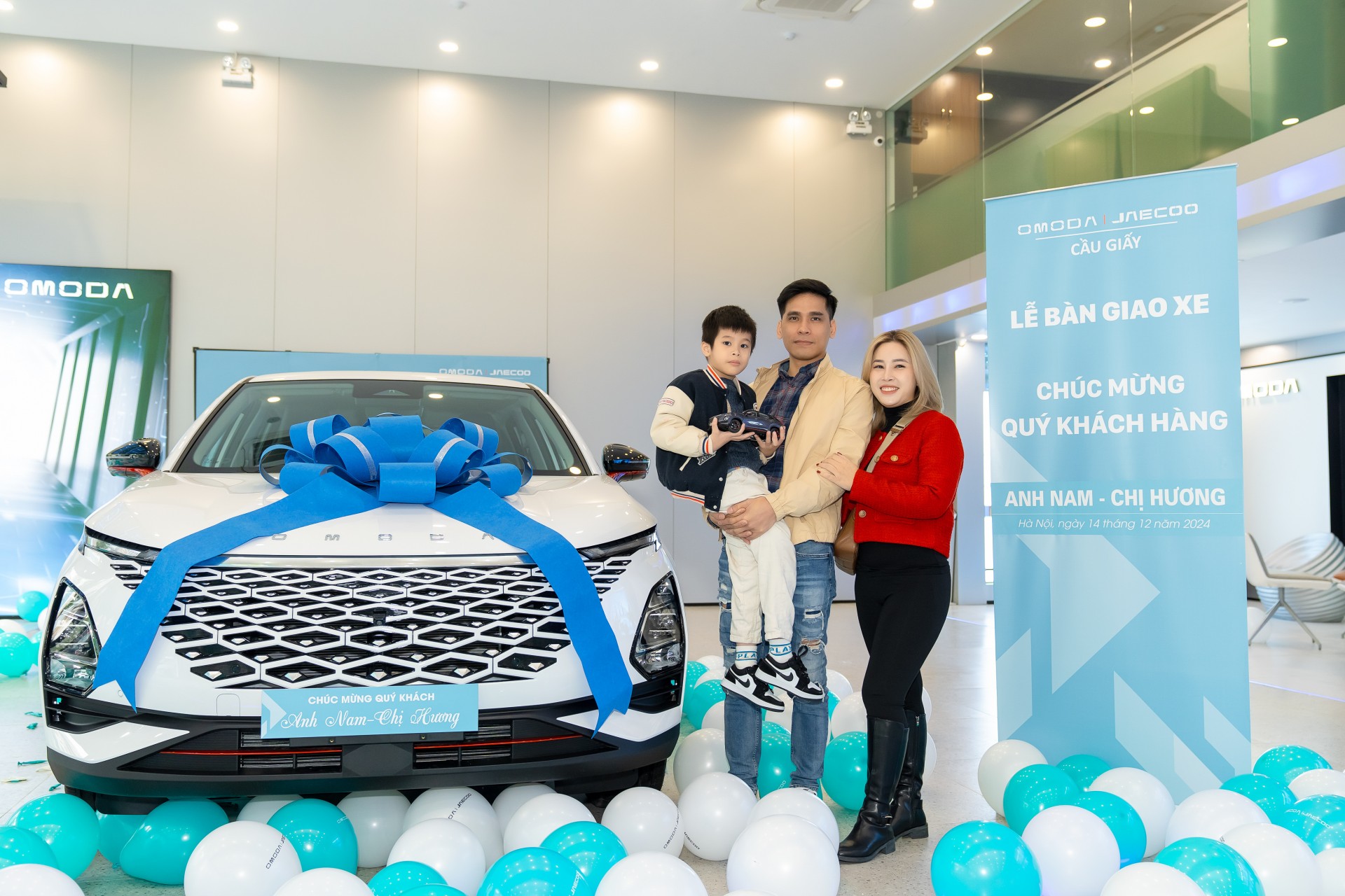 Gia đình anh Vũ Văn Nam chọn Omoda C5 là chiếc xe đầu tiên của gia đình và món quà sinh nhật ý nghĩa cho con trai. Gia đình anh Vũ Văn Nam chọn Omoda C5 là chiếc xe đầu tiên của gia đình và món quà sinh nhật ý nghĩa cho con trai.