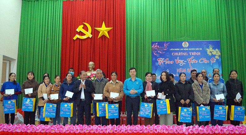 Quảng Ngãi: Công đoàn trao nhà, trao tiền và hàng nghìn phiếu mua hàng cho lao động dịp Tết Quảng Ngãi: Công đoàn trao nhà, trao tiền và hàng nghìn phiếu mua hàng cho lao động dịp Tết