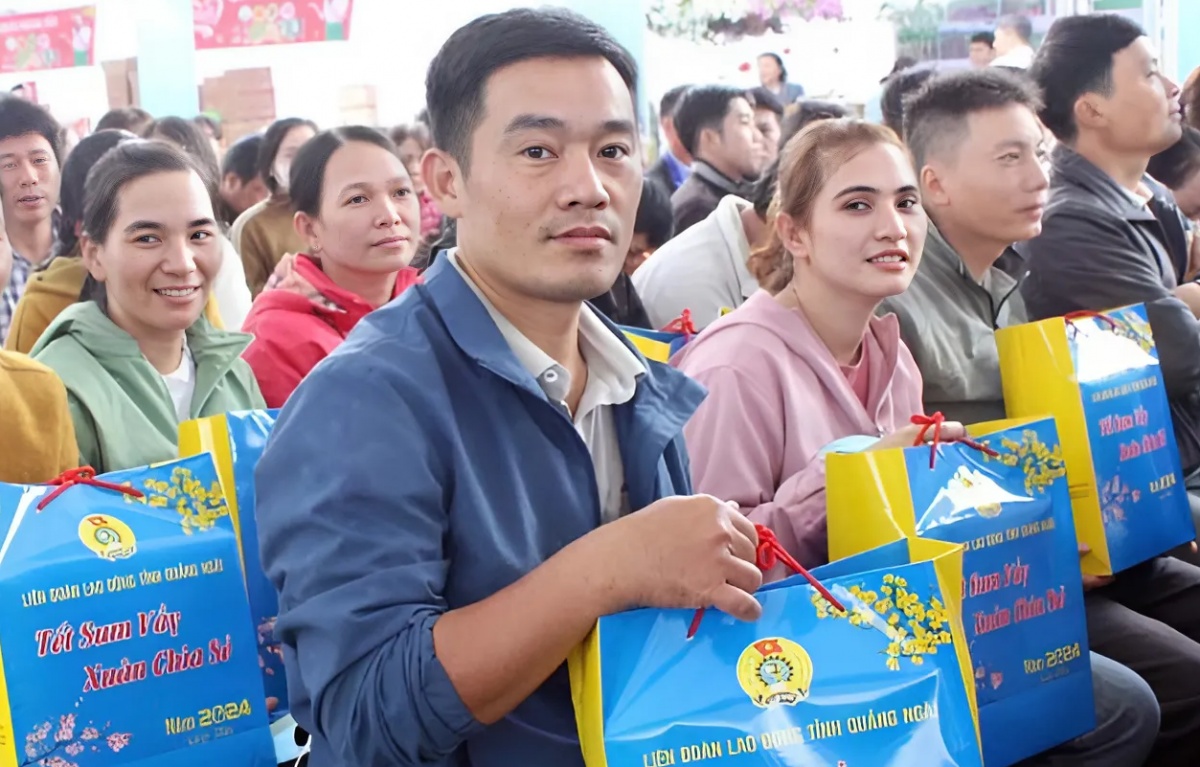 Công đoàn Quảng Ngãi mang Tết về cho lao động khó khăn Công đoàn Quảng Ngãi mang Tết về cho lao động khó khăn