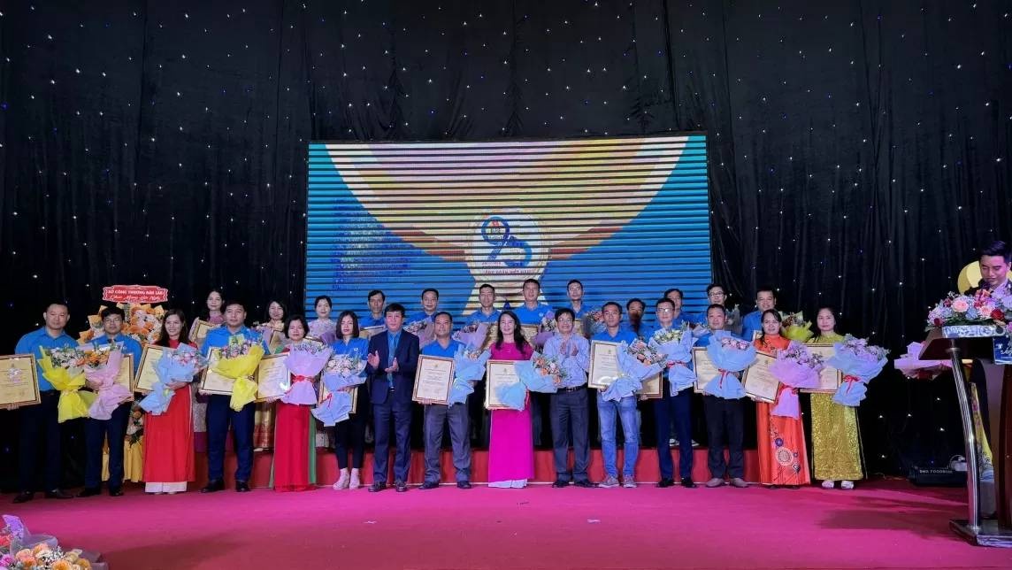Vinh danh 95 lao động giỏi, lao động sáng tạo và cán bộ công đoàn tiêu biểu Vinh danh 95 lao động giỏi, lao động sáng tạo và cán bộ công đoàn tiêu biểu
