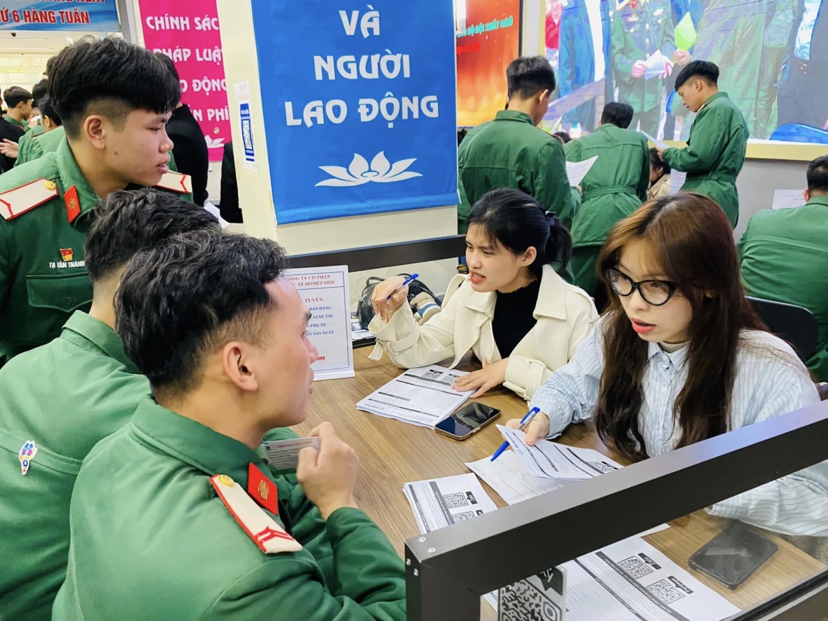 Bỡ ngỡ sau xuất ngũ, bộ đội tìm hướng đi tại phiên giao dịch việc làm Bỡ ngỡ sau xuất ngũ, bộ đội tìm hướng đi tại phiên giao dịch việc làm
