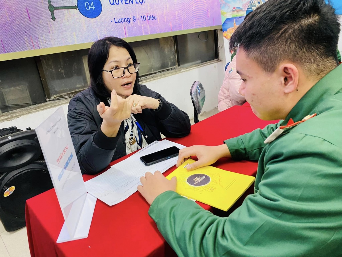 Bỡ ngỡ sau xuất ngũ, bộ đội tìm hướng đi tại phiên giao dịch việc làm Bỡ ngỡ sau xuất ngũ, bộ đội tìm hướng đi tại phiên giao dịch việc làm