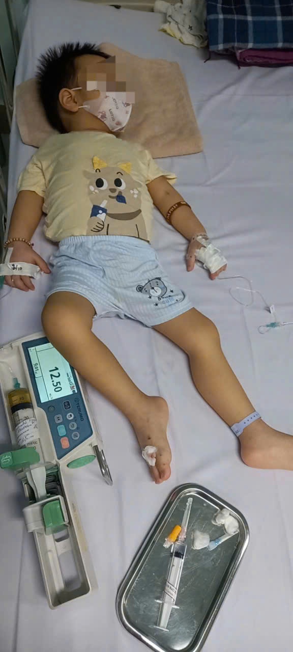 Vay 1,5 tỷ cứu con, gia đình giáo viên trẻ kiệt quệ Vay 1,5 tỷ cứu con, gia đình giáo viên trẻ kiệt quệ