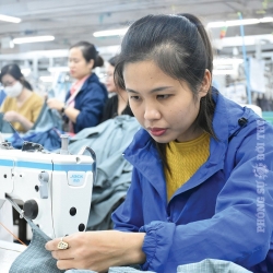 “Khom lưng” nắn nót từng đường ly