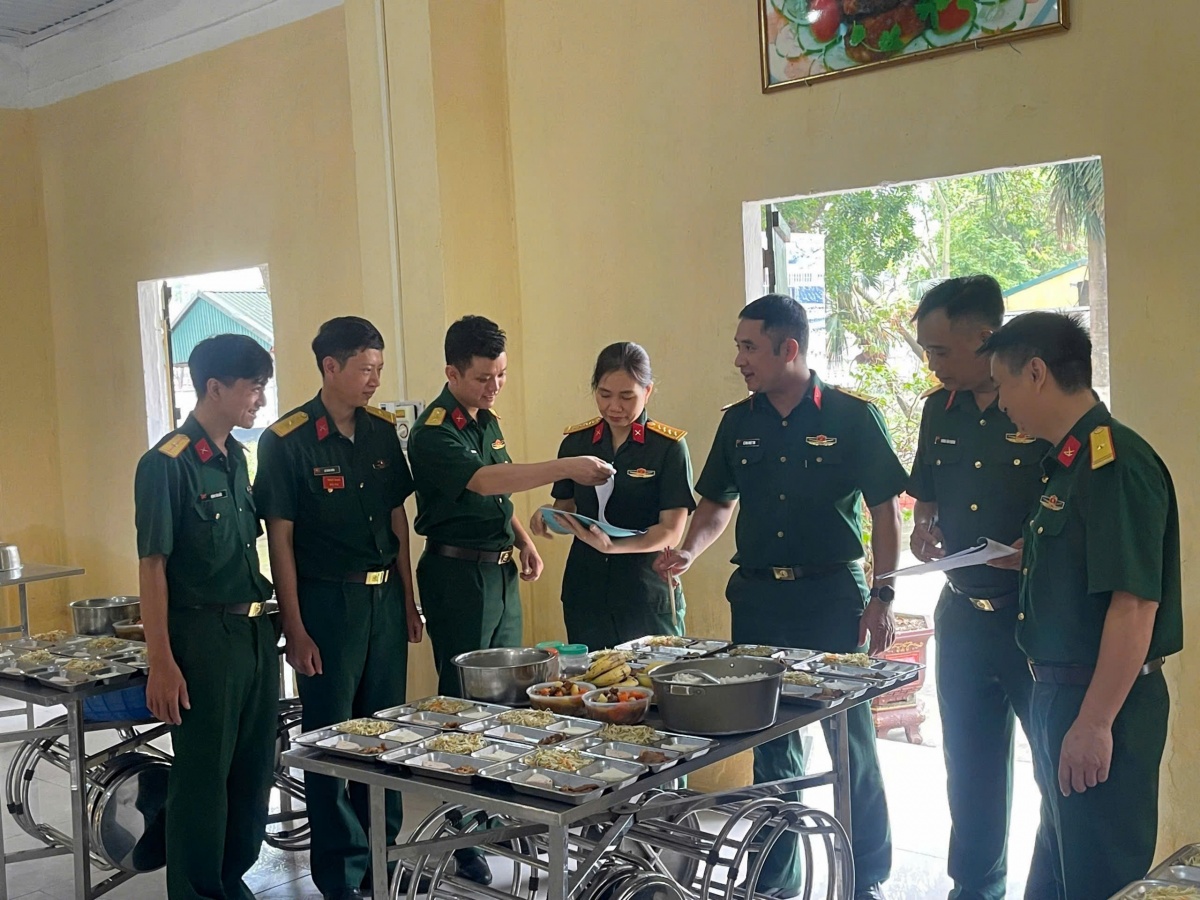 Nữ bếp trưởng nuôi quân chăm lo từng miếng ăn cho đồng đội Nữ bếp trưởng nuôi quân chăm lo từng miếng ăn cho đồng đội