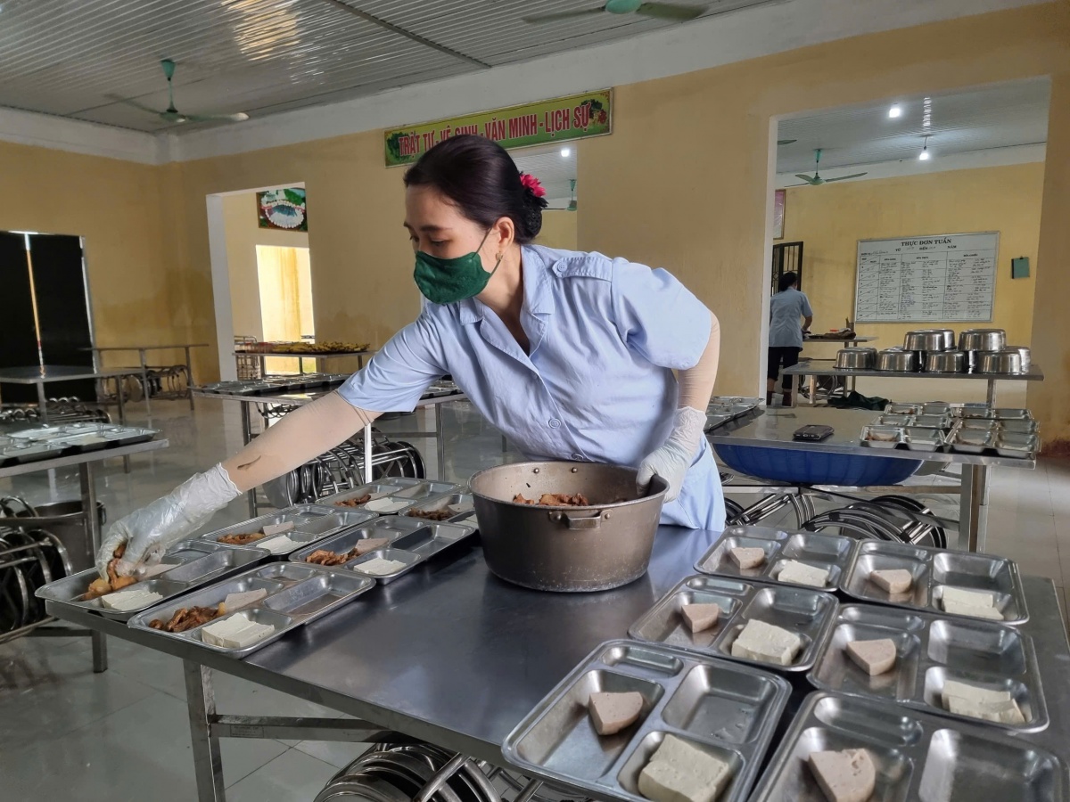 Nữ bếp trưởng nuôi quân chăm lo từng miếng ăn cho đồng đội Nữ bếp trưởng nuôi quân chăm lo từng miếng ăn cho đồng đội