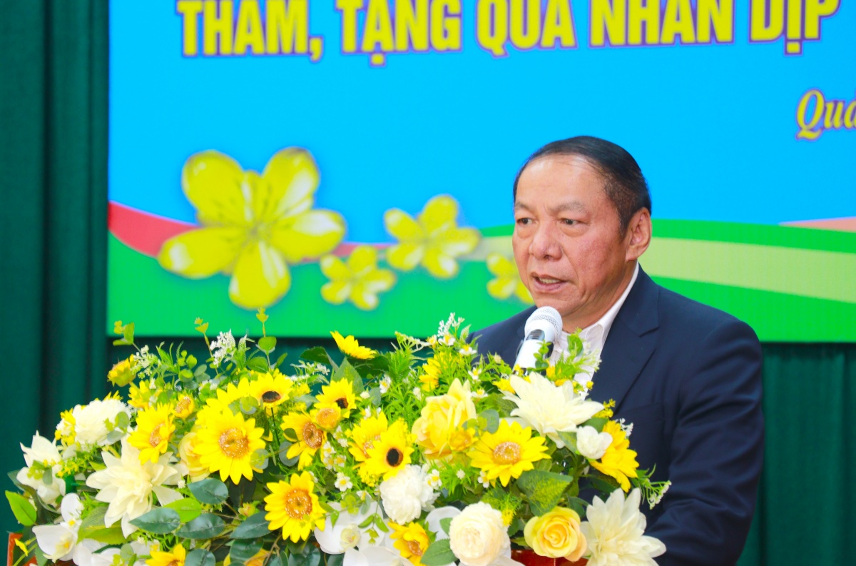 Bộ trưởng Nguyễn Văn Hùng trao quà Tết cho công nhân Quảng Trị