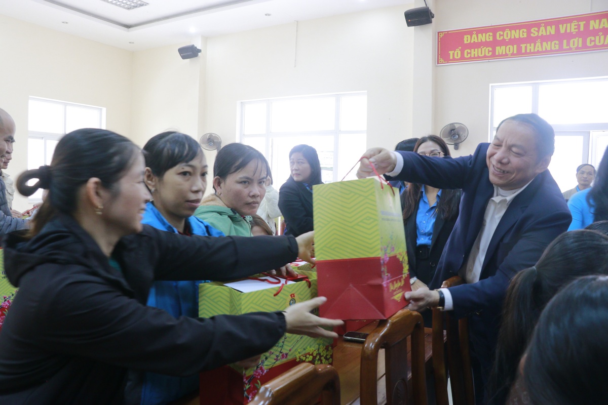 Bộ trưởng Nguyễn Văn Hùng trao quà Tết cho công nhân Quảng Trị