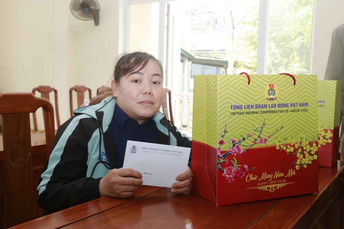 Bộ trưởng Nguyễn Văn Hùng trao quà Tết cho công nhân Quảng Trị