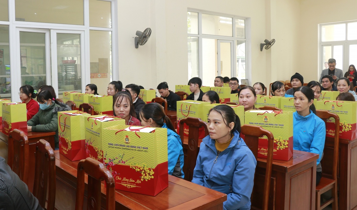 Bộ trưởng Nguyễn Văn Hùng trao quà Tết cho công nhân Quảng Trị