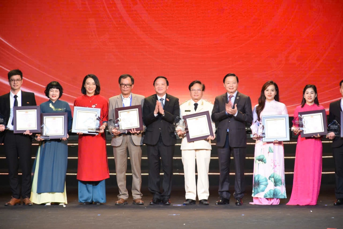 Tạp chí Lao động và Công đoàn đoạt Giải B giải Diên Hồng