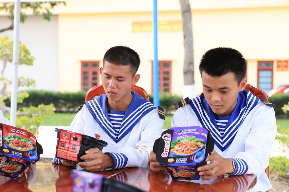 Bộ đội hải quân cùng nhau trải nghiệm sản phẩm Omachi Lẩu tự sôi. Bộ đội hải quân cùng nhau trải nghiệm sản phẩm Omachi Lẩu tự sôi.