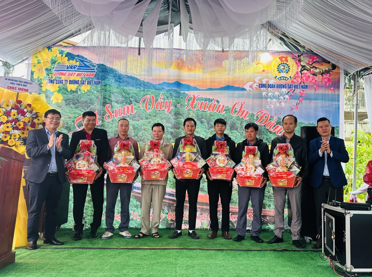 Công đoàn Đường sắt Việt Nam: Lợi nhuận vượt kế hoạch, thu nhập người lao động tăng Công đoàn Đường sắt Việt Nam: Lợi nhuận vượt kế hoạch, thu nhập người lao động tăng