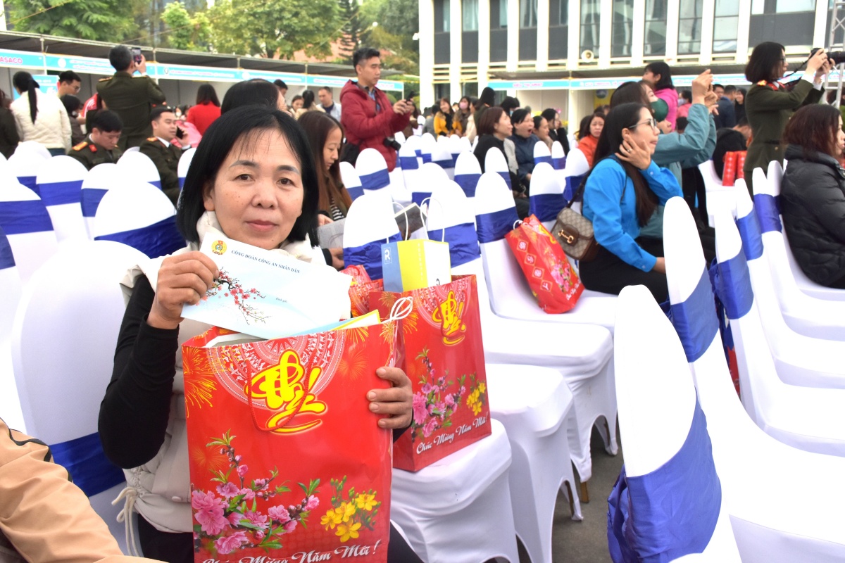 Mang Tết ấm cho đoàn viên công đoàn trong Công an Nhân dân