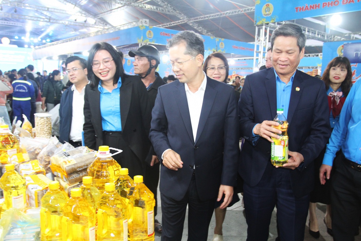 Người lao động Đà Nẵng được tặng phiếu mua hàng, lỉnh kỉnh mang quà về đón tết Người lao động Đà Nẵng được tặng phiếu mua hàng, lỉnh kỉnh mang quà về đón tết