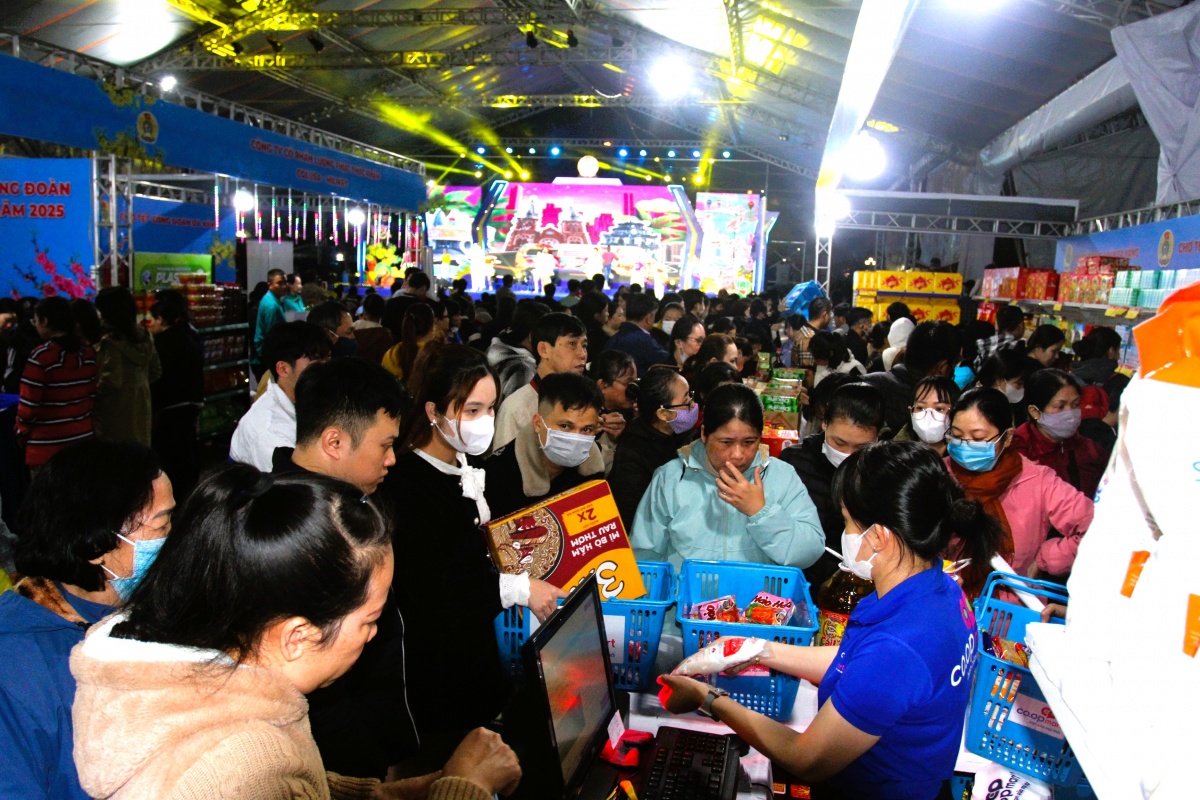 Người lao động Đà Nẵng được tặng phiếu mua hàng, lỉnh kỉnh mang quà về đón tết Người lao động Đà Nẵng được tặng phiếu mua hàng, lỉnh kỉnh mang quà về đón tết