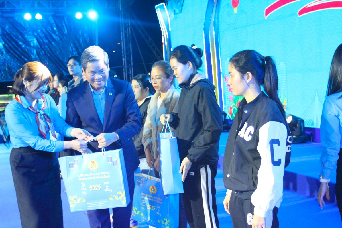 Người lao động Đà Nẵng được tặng phiếu mua hàng, lỉnh kỉnh mang quà về đón tết Người lao động Đà Nẵng được tặng phiếu mua hàng, lỉnh kỉnh mang quà về đón tết