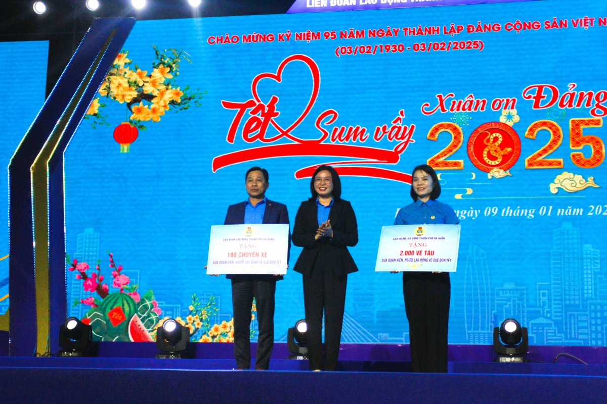 Người lao động Đà Nẵng được tặng phiếu mua hàng, lỉnh kỉnh mang quà về đón tết Người lao động Đà Nẵng được tặng phiếu mua hàng, lỉnh kỉnh mang quà về đón tết