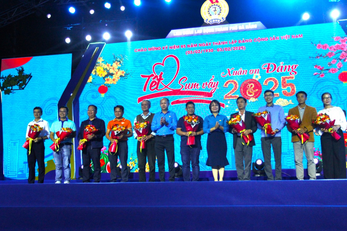 Người lao động Đà Nẵng được tặng phiếu mua hàng, lỉnh kỉnh mang quà về đón tết Người lao động Đà Nẵng được tặng phiếu mua hàng, lỉnh kỉnh mang quà về đón tết