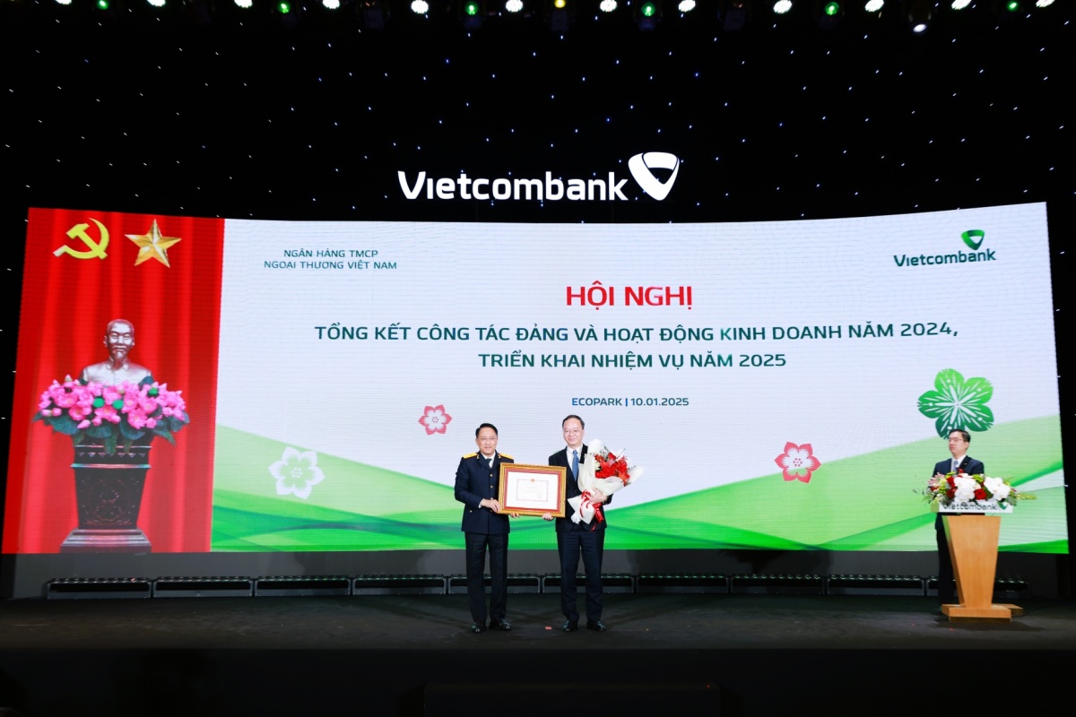 Đại diện Vietcombank, đ/c Lê Quang Vinh - Ủy viên Ban Thường vụ Đảng ủy, Phó Tổng Giám đốc phụ trách Ban Điều hành nhận Bằng khen của Tổng Cục Thuế Đại diện Vietcombank, đ/c Lê Quang Vinh - Ủy viên Ban Thường vụ Đảng ủy, Phó Tổng Giám đốc phụ trách Ban Điều hành nhận Bằng khen của Tổng Cục Thuế