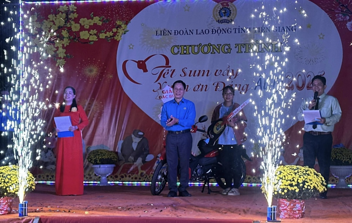 Tiền Giang: “Tết Sum vầy - Xuân ơn Đảng” mang quà “khủng” đến người lao động Tiền Giang: “Tết Sum vầy - Xuân ơn Đảng” mang quà “khủng” đến người lao động