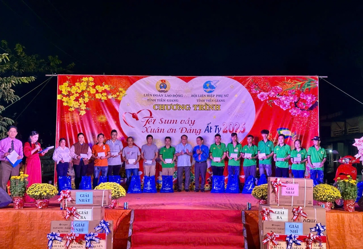 Trúng xe máy, nữ công nhân xúc động phải nhờ dìu lên sân khấu nhận giải Trúng xe máy, nữ công nhân xúc động phải nhờ dìu lên sân khấu nhận giải