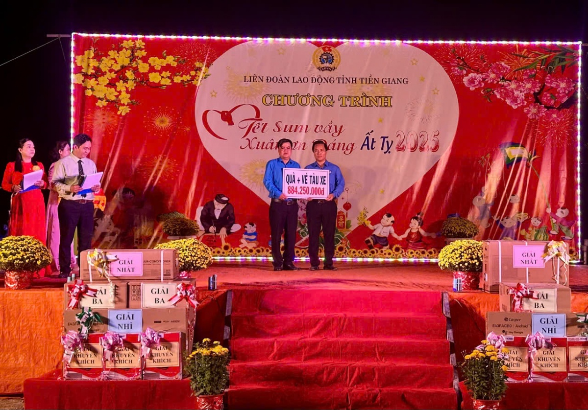 Trúng xe máy, nữ công nhân xúc động phải nhờ dìu lên sân khấu nhận giải Trúng xe máy, nữ công nhân xúc động phải nhờ dìu lên sân khấu nhận giải