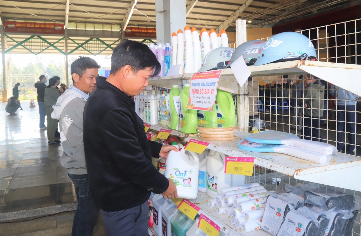 Tấm vé nghĩa tình - công nhân khó khăn được đoàn tụ gia đình ngày Tết Tấm vé nghĩa tình - công nhân khó khăn được đoàn tụ gia đình ngày Tết