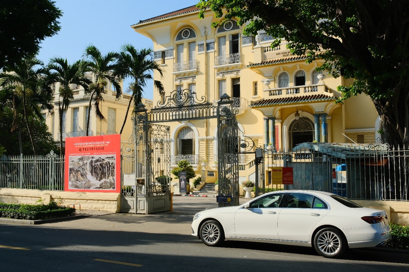 Sedan hạng sang E-Class gây bất ngờ với mức giá mới hấp dẫn Sedan hạng sang E-Class gây bất ngờ với mức giá mới hấp dẫn