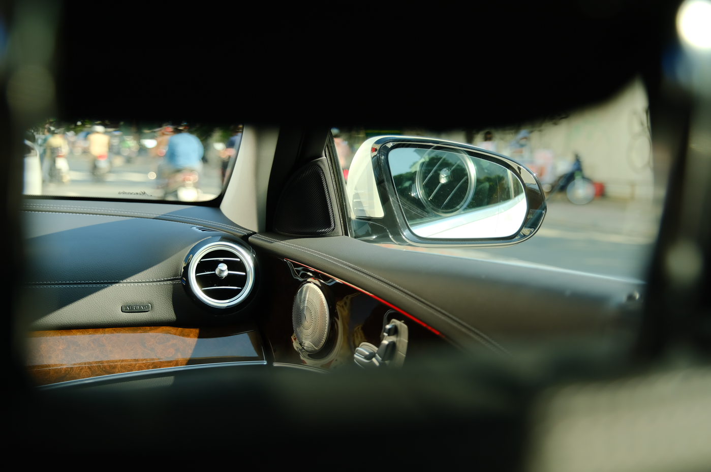 Sedan hạng sang E-Class gây bất ngờ với mức giá mới hấp dẫn Sedan hạng sang E-Class gây bất ngờ với mức giá mới hấp dẫn