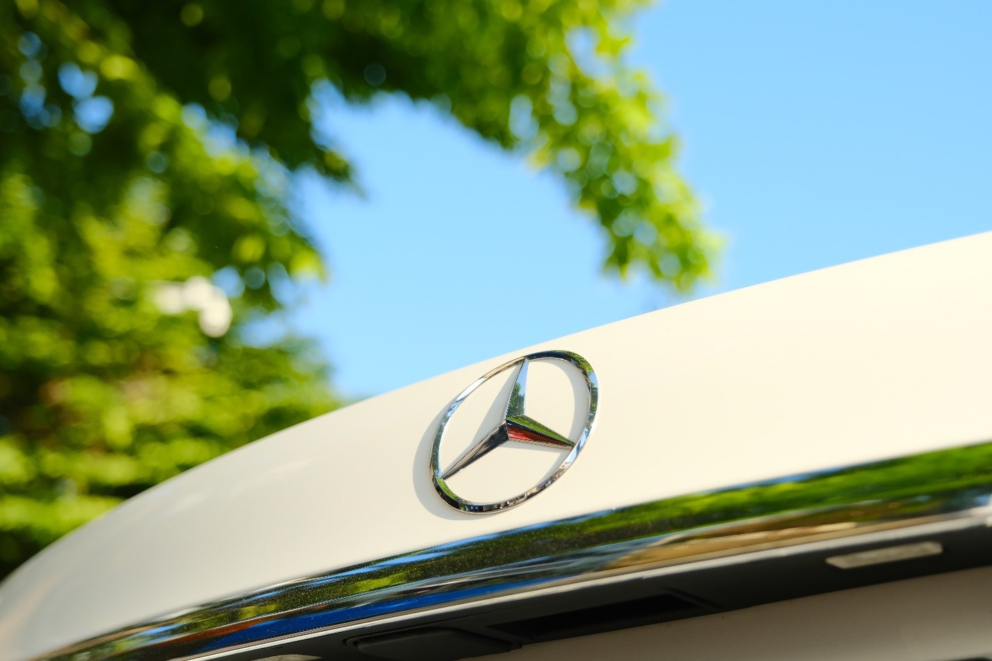 Sedan hạng sang E-Class gây bất ngờ với mức giá mới hấp dẫn Sedan hạng sang E-Class gây bất ngờ với mức giá mới hấp dẫn