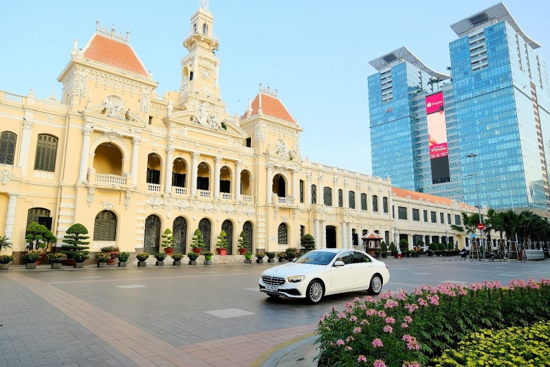 Sedan hạng sang E-Class gây bất ngờ với mức giá mới hấp dẫn Sedan hạng sang E-Class gây bất ngờ với mức giá mới hấp dẫn