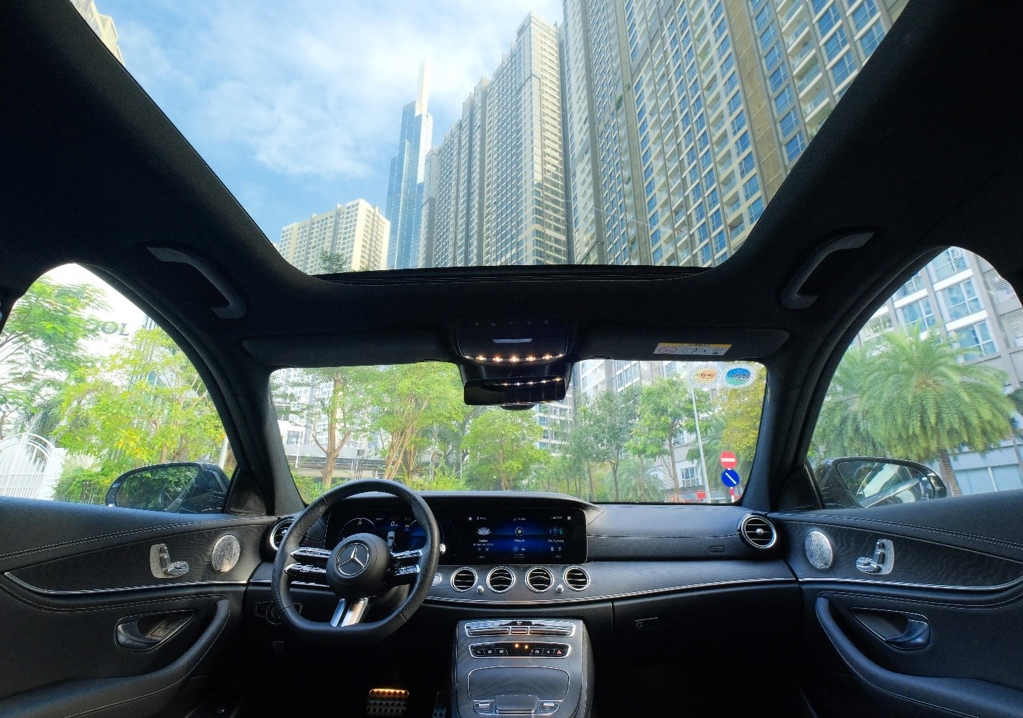 Sedan hạng sang E-Class gây bất ngờ với mức giá mới hấp dẫn Sedan hạng sang E-Class gây bất ngờ với mức giá mới hấp dẫn