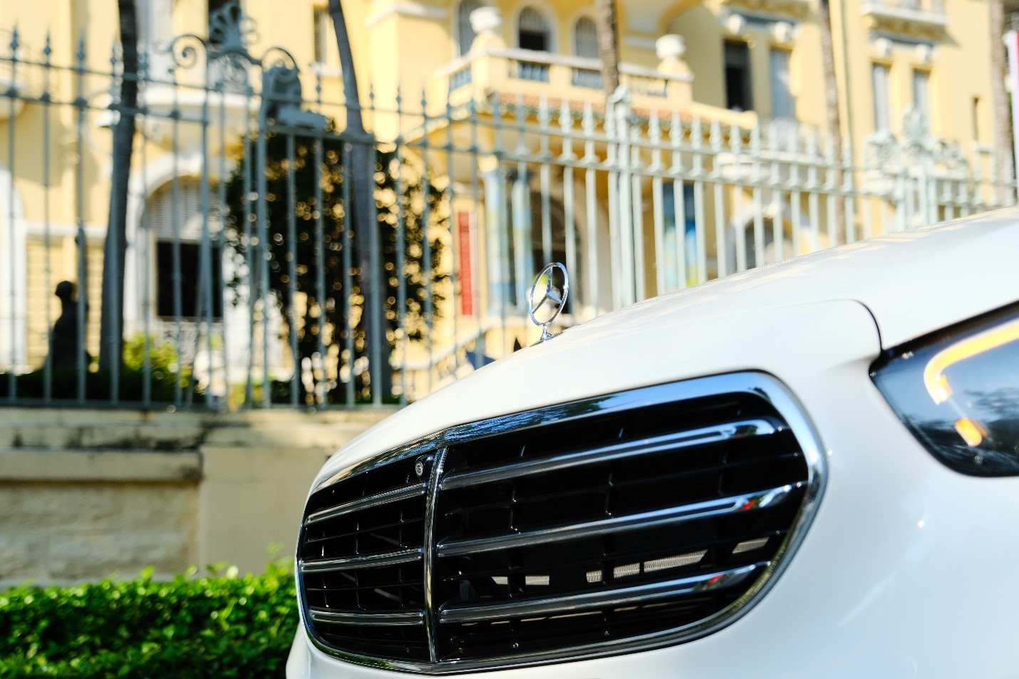 Sedan hạng sang E-Class gây bất ngờ với mức giá mới hấp dẫn Sedan hạng sang E-Class gây bất ngờ với mức giá mới hấp dẫn