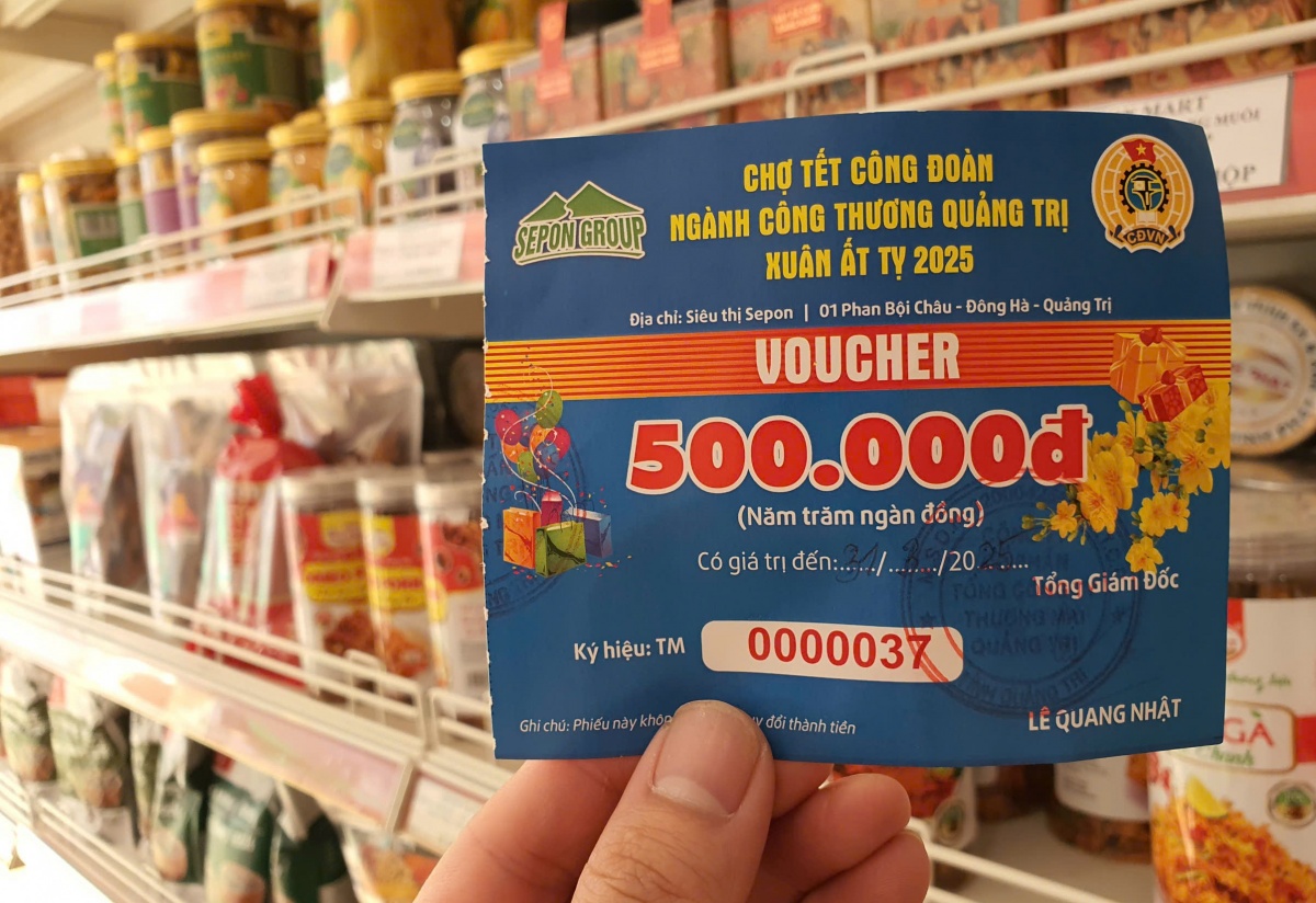 Công nhân Quảng Trị sắm Tết từ phiếu giảm giá của công đoàn