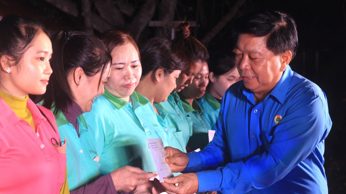 Mang Tết nghĩa tình về biên giới