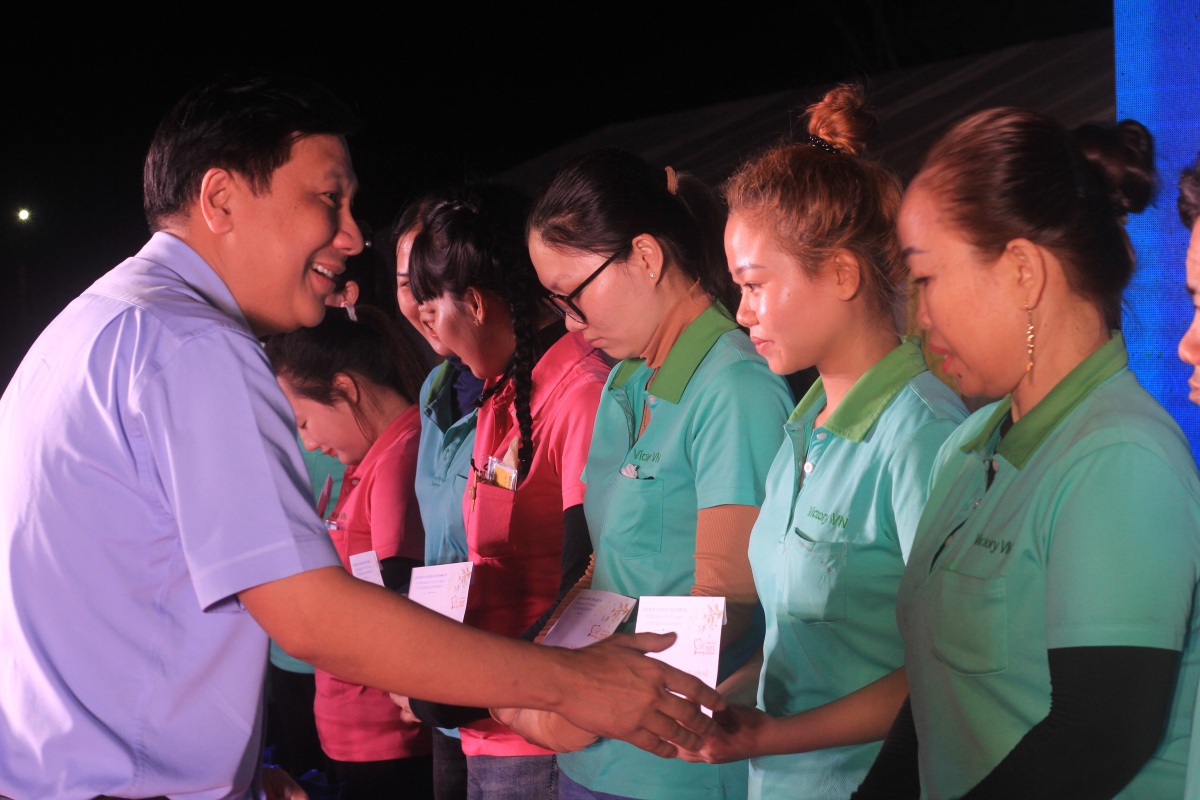 Mang Tết nghĩa tình về biên giới