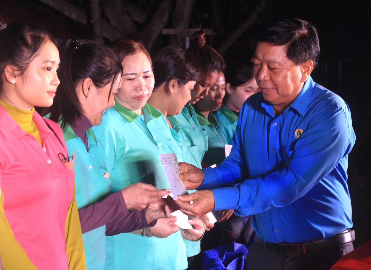 Mang Tết nghĩa tình về biên giới