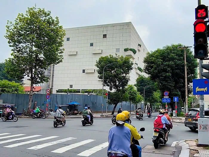 Tiếp tục điều khiển xe di chuyển khi đèn xanh còn 1 giây có sao không? Có nên điều khiển xe di chuyển khi đèn xanh còn 1 giây?