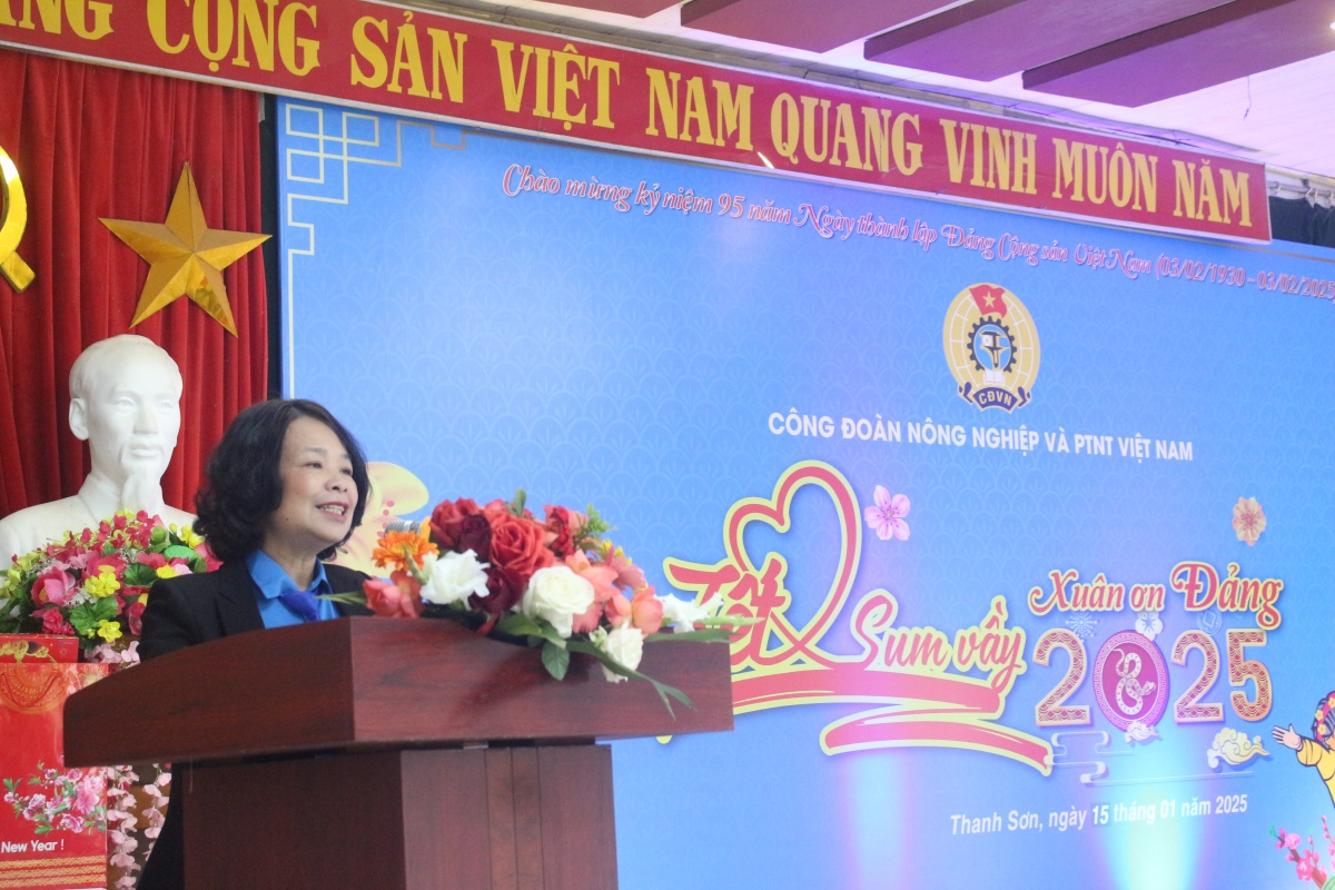 Mang mùa xuân sớm đến công nhân chè Phú Thọ Mang mùa xuân sớm đến công nhân chè Phú Thọ