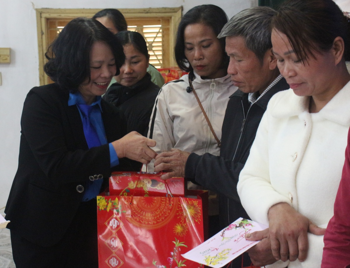 Mang mùa xuân sớm đến công nhân chè Phú Thọ Mang mùa xuân sớm đến công nhân chè Phú Thọ