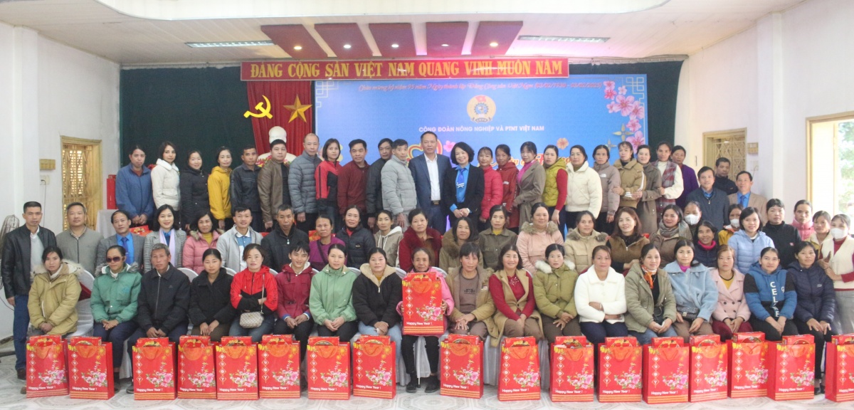 Mang mùa xuân sớm đến công nhân chè Phú Thọ Mang mùa xuân sớm đến công nhân chè Phú Thọ