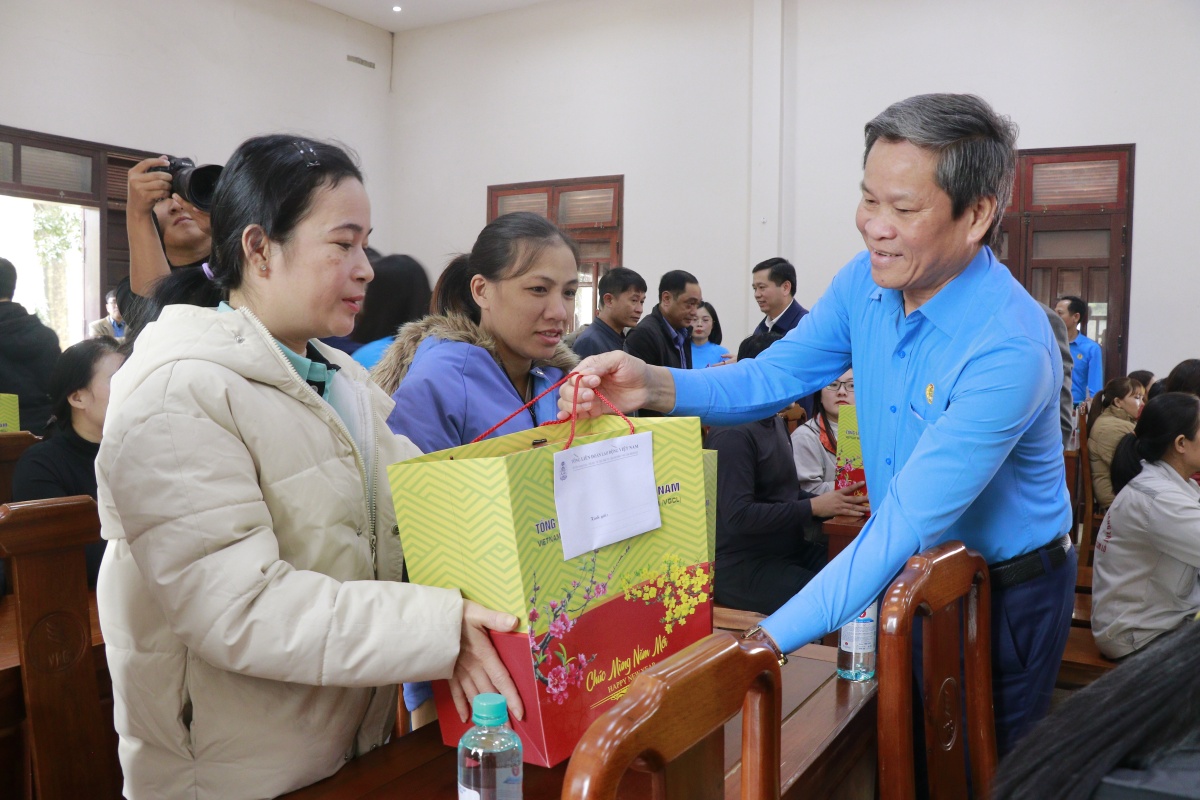 Trưởng Ban Đối ngoại Trung ương tặng quà Tết cho công nhân tại Huế và Quảng Trị Trưởng Ban Đối ngoại Trung ương tặng quà Tết cho công nhân tại Huế và Quảng Trị
